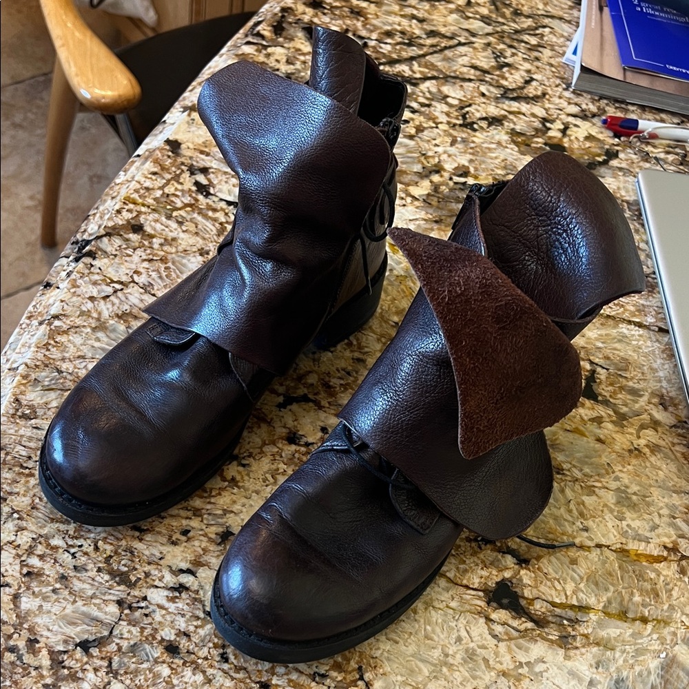 Bootie Boots Burgundy Leather. Size 10. Italy